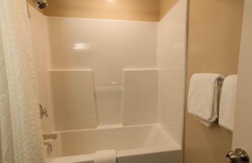 Peace River Hotel | BCMInns - Peace River