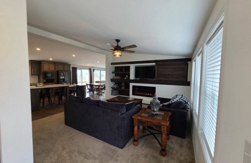 Lonergan House | *Be at Home at Lake Mac*