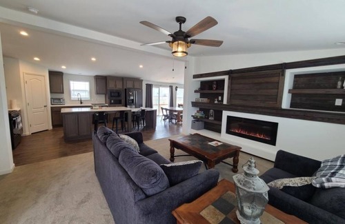 Lonergan House | *Be at Home at Lake Mac*