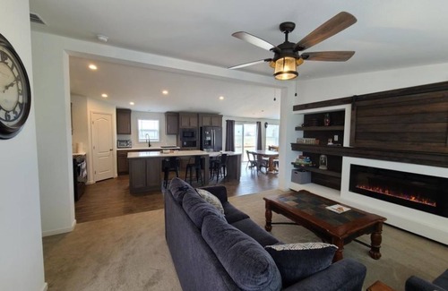 Lonergan House | *Be at Home at Lake Mac*