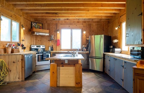 Saint Donat Ski Chalet | Beautiful rustic chalet with a tower and spectacular view. A spa and veranda open all year round.