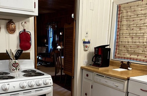 Mirror Lake Cottage | Bea's Hive 3BR/3 bath Charming Cottage- PERFECT for relaxation