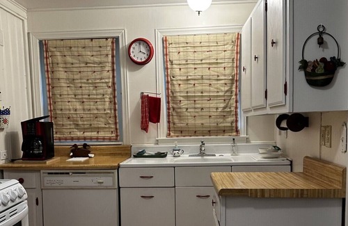 Mirror Lake Cottage | Bea's Hive 3BR/3 bath Charming Cottage- PERFECT for relaxation