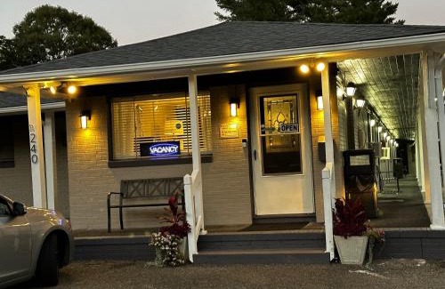 Mount Airy Hotel | Bea's Parkway Inn