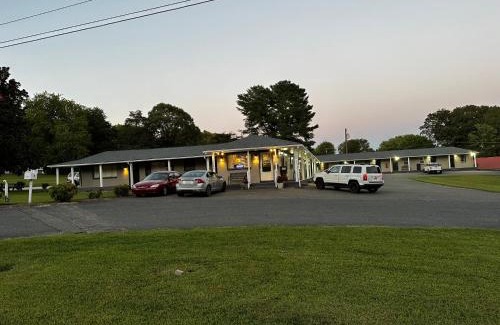 Mount Airy Hotel | Bea's Parkway Inn