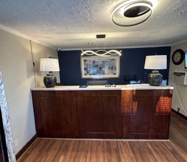 Mount Airy Hotel | Bea's Parkway Inn