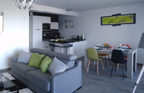 Quiberon Apartment | Beach 20 m away, renovated 2-room apartment, unobstructed sea view