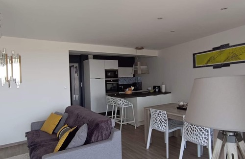 Quiberon Apartment | Beach 20 m away, renovated 2-room apartment, unobstructed sea view