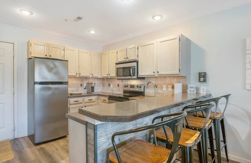 Osage Beach Condo | 🏖️Beach Access※ Boat slip※pool access※ high speed internet 🛥️Lakefront/Balcony