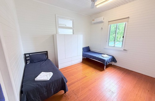 Emu Park Resort | Beach accommodation with Shared toilet & Shower.