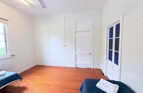 Emu Park Resort | Beach accommodation with Shared toilet & Shower.