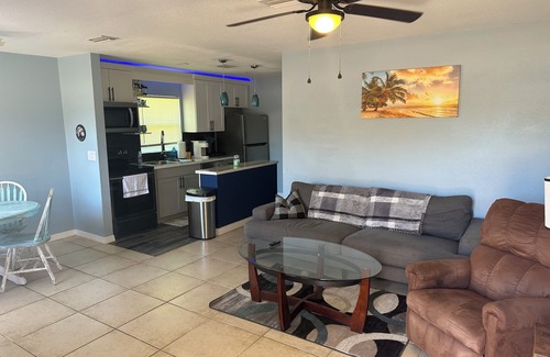 Laurel House | BEACH & Boat Ramp 2 Miles Away, Sarasota Memorial Hosp 2 Miles, Publix 1/2 Mile