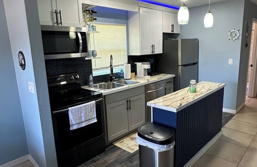 Laurel House | BEACH & Boat Ramp 2 Miles Away, Sarasota Memorial Hosp 2 Miles, Publix 1/2 Mile