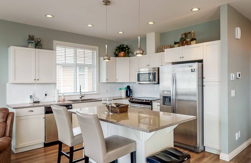 Okanagan-Similkameen House | Beach, boatslip, 2 pools, 2 hottubs, 4 bdrm house sleeps 12