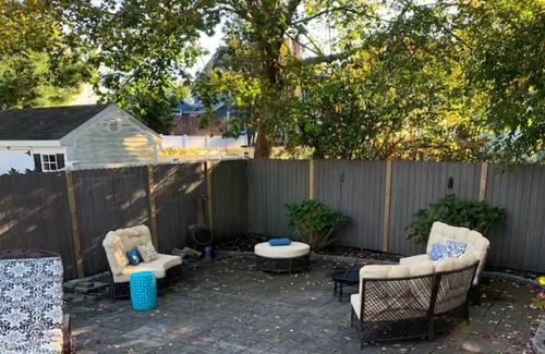 Woodmont House | Beach Bungalow “Anchor Down” 5 min walk to sand!