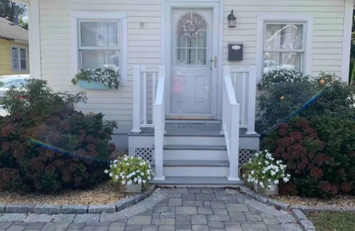 Woodmont House | Beach Bungalow “Anchor Down” 5 min walk to sand!