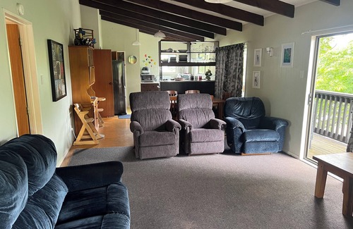 Waihi Beach House | Beach, bush & birds