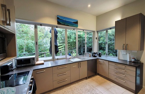 Leigh House | Beach/Bush peaceful getaway