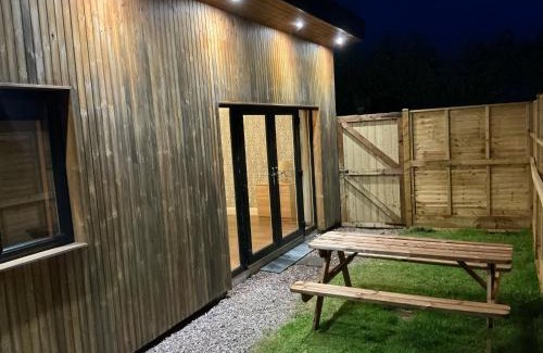 Shanagarry House | Beach Cabin Holiday Home - 5 min drive to Ballymaloe Cookery School & 10 mins walk to Garryvoe Hotel & 4 min walk to Ardnahinch Beach, Eircode P25KN53