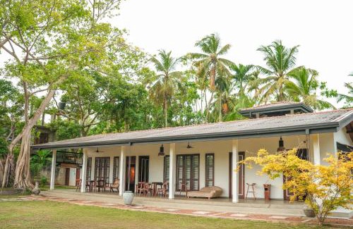 Aturuwella Villa | Beach Club Bungalow Induruwa