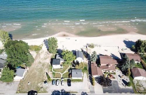 Oscoda House | Beach Club of Oscoda - All 4 Beachfront Cottages
