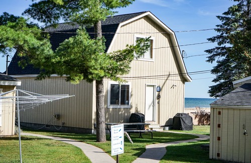 Oscoda Cottage | Beach Club of Oscoda Cottages