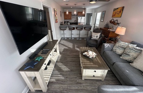 Pass-a-Grille Historic District Condo | Beach Club Vacation Rentals Pass-A-Grille Gulf Front Luxury Condo for 6