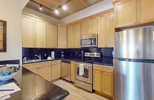 Kailua-Kona Condo | Beach condo with shared pool & hot tub/private lanai - near beaches/restaurants