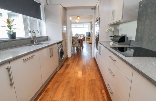 Woodhorn House | BEACH COVE VIEW, pet friendly, with hot tub in Newbiggin-By-The-Sea