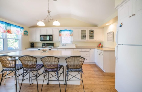 Wainfleet Cottage | Beach Days and Porch Nights - Waterfront
