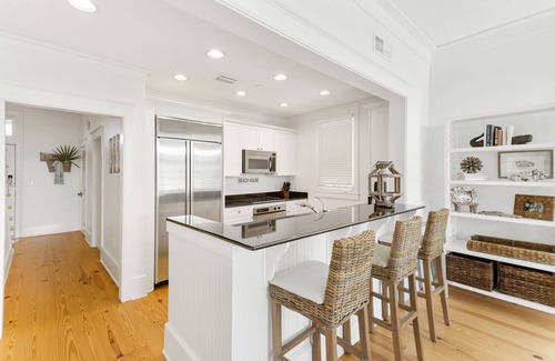 Beach District Condo | Beach days made better under the brim at Beach Hat/Gulf Views/2 Bikes