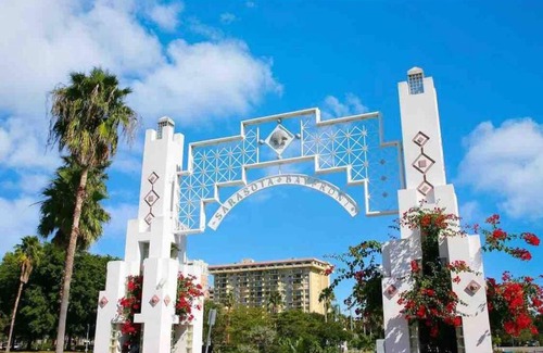 Gillespie Park House | Beach Downtown Pet-friendly @ The Park Home-635