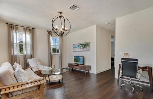 Gillespie Park House | Beach Downtown Pet-friendly @ The Park Home-635