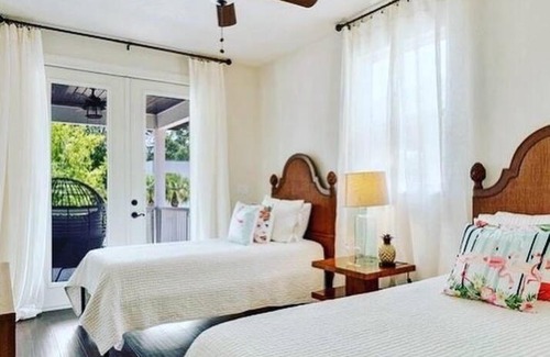 Gillespie Park House | Beach Downtown Pet-friendly @ The Park Home-635