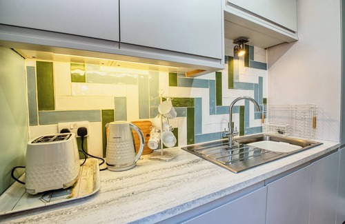 Margate Apartment | Beach & Dreamland Nearby -pet Friendly & Garden