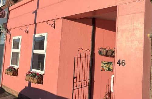 Margate Apartment | Beach Dreamland Restaurants nearby- sunny garden