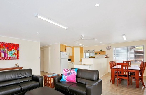 Woodgate House | Beach Escape - 5 The Esplanade