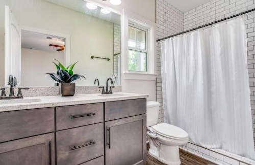 South Pensacola House | Beach Flow Bungalow-Mins to Downtown-Dining-Base