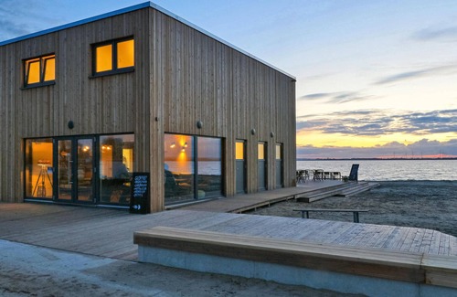 Lembruch Apartment | Beach front apartment
