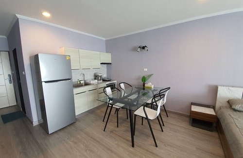Rayong Condo | BEACH FRONT modern room + Free hi speed Wi-Fi