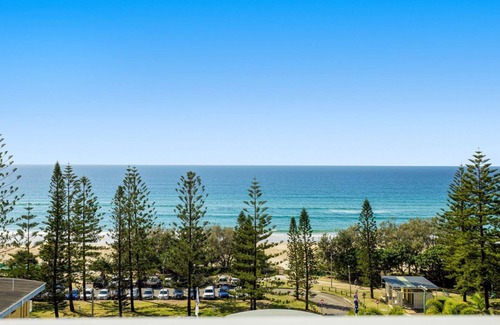 Gold Coast Apartment | Beach front opposite surf club