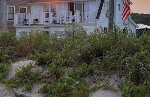 Old Lyme House | BEACH FRONT Pet Friendly, Sleeps 10, Firepit, assoc. playground w/tennis/pickle.