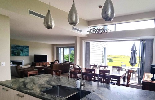 Omaha House | BEACH FRONT RESERVE SETTING