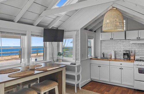 Dennis Port Cottage | Beach front studio with queen bed, grill, outdoor shower