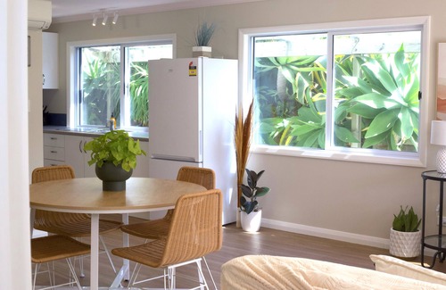 Gisborne Apartment | Beach Guest House - directly across the road from Wainui beach