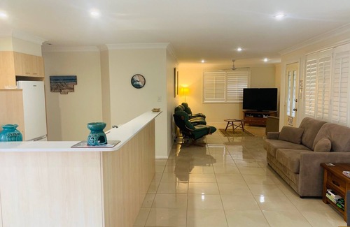 Old Bar Villa | Beach Haven 1 - Easy walk to Beach, Shops, Cafes and Restaurants. Ducted Air.