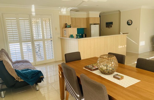 Old Bar Villa | Beach Haven 1 - Easy walk to Beach, Shops, Cafes and Restaurants. Ducted Air.
