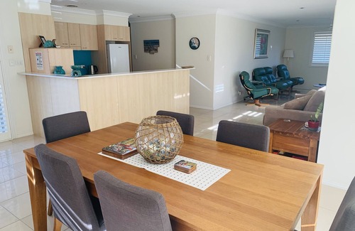 Old Bar Villa | Beach Haven 1 - Easy walk to Beach, Shops, Cafes and Restaurants. Ducted Air.
