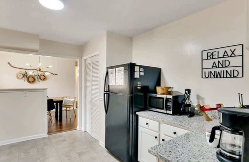 Whitemarsh Island House | Beach & History Quiet, Central & Dog-Friendly Home