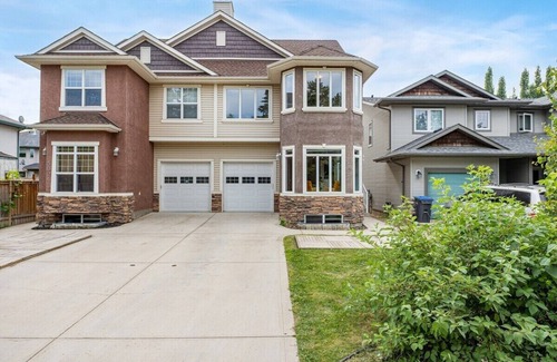 Sylvan Lake House | "Beach House" 4 Bdrm, 1 min walk to the beach!